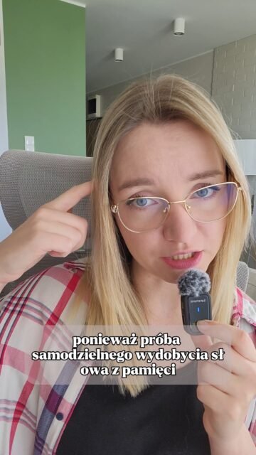 Czasami na zajęciach dzieje się taka scena:
Uczeń: „Jak było… okno?”
Ja: 👁️👁️
Uczeń: „No powiedz!”
Ja nadal: 👁️👁️

I nie, nie zapomniałam hiszpańskiego. Nie zawiesił mi się też system operacyjny 😂
Celowo daję Ci kilka sekund, ponieważ próba samodzielnego przypomnienia sobie słowa jest częścią nauki. Gotowa odpowiedź daje przyjemne poczucie: „Przecież to wiedziałam”. Problem w tym, że rozpoznanie słowa nie oznacza jeszcze, że potrafisz samodzielnie użyć go w rozmowie.
Oczywiście nie będę patrzeć na Ciebie przez pół lekcji. Jeśli słowo nie przychodzi, dam pierwszą literę, gest, kontekst albo wybór. Chodzi o krótką próbę wydobycia informacji, a nie o konkurs cierpienia.
Czy też stresuje Cię ta chwila ciszy na lekcji? 😅